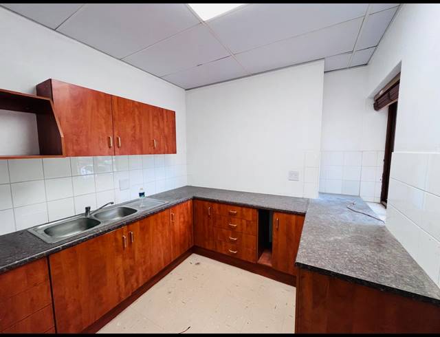 206M² OFFICE TO LET IN VORNA VALLEY